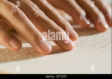 Nahaufnahme von Hand Blindenschrift lesen Stockfoto