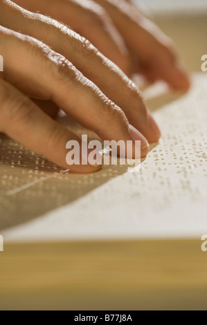 Nahaufnahme von Hand Blindenschrift lesen Stockfoto