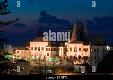 Palácio Nacional de Sintra, Portugal, in der Dämmerung Stockfoto