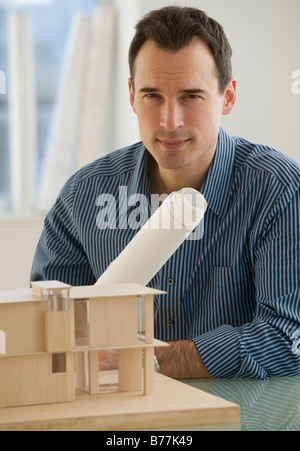 Portrait des Architekten Blaupausen und Gebäudemodell Stockfoto