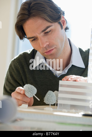 Der Architekt arbeitet am Aufbau Modell hautnah Stockfoto