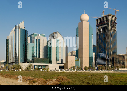 Mehrstöckige Gebäude im Stadtzentrum von Abu Dhabi, Emirat von Abu Dhabi, Vereinigte Arabische Emirate, Arabien, Orient Stockfoto