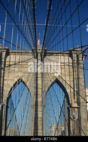 New York, Oberteil der Manhattan Pier und Aussetzung Kabel von der Brooklynbridge, gesehen vom Fußgänger-Deck. Stockfoto