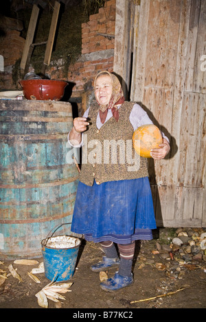 Rumänische Frau ein Kopftuch mit einem Kürbis in ihrer Hand in Bezded, Salaj, Siebenbürgen, Rumänien, Europa Stockfoto