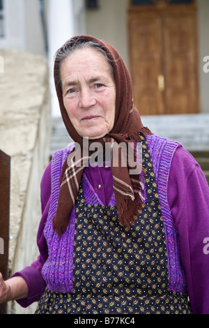 Porträt, rumänische Frau mit Kopftuch in Cernuc, Salaj, Siebenbürgen, Rumänien, Europa Stockfoto