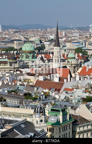 Blick Richtung St. Michaels Kirche und Hofburg vom Turm der St.-Stephans Kathedrale, Wien, Österreich, Europa Stockfoto