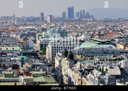 Blick Richtung Kaertner Straße und Hochhäuser aus dem Turm der St.-Stephans Kathedrale, Wien, Österreich, Europa Stockfoto