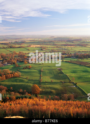 Blick hinunter auf Sweetheart Abbey Amoungest eine Patchwork-Landschaft von Feldern im schottischen Nith Mündung National Scenic Area Stockfoto