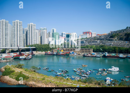 Apartment-Hochhäuser und Hafen, Tsing Yi Island, Hongkong, Volksrepublik China Stockfoto