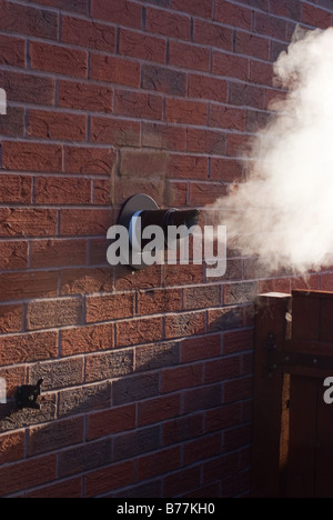 Steam Dampf extrudiert aus einem kondensierende Kessel Auspuff in einem Modern British Home Alsager Cheshire England Vereinigtes Königreich Stockfoto