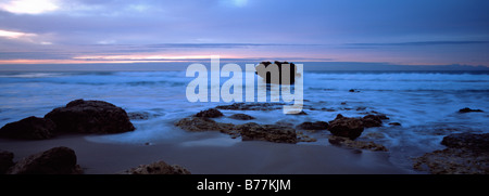 Ein schwache Sonnenaufgang Farben frontalen Alto Wolke als ein neuer Tag bricht an in Split Rock Point, Aireys Inlet, Victoria Australien Stockfoto