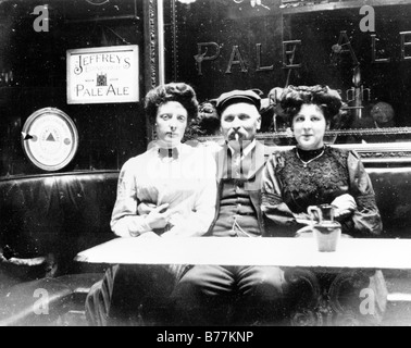 Edwardian Gastwirtschaft Foto eines Kunden und Weggefährten Dame in einem Pub in Nordengland Stockfoto