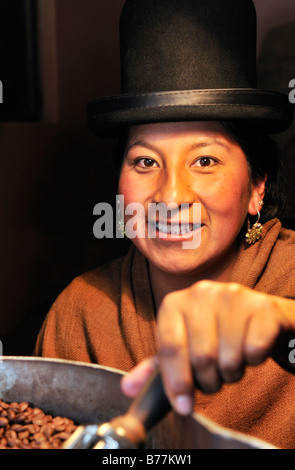 Porträt einer Kaffeerösterei in traditioneller Kleidung, Bolivien, Südamerika Stockfoto