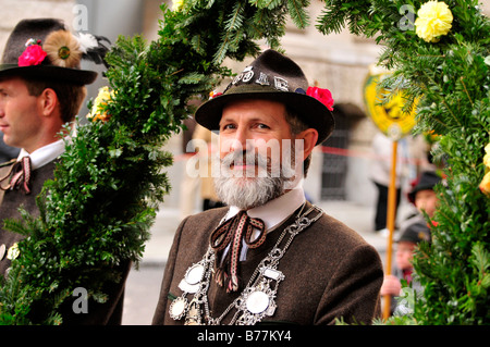 Bayerischen Mann trägt einen Tracht während der Trachtenumzug, traditionellen Trachtenumzug zum Oktoberfest, München, Ba Stockfoto