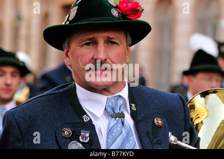 Bayerischen Mann trägt einen Tracht während der Trachtenumzug, traditionellen Trachtenumzug zum Oktoberfest, München, Ba Stockfoto