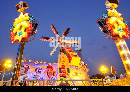 Schlittschuhläufer Vergnügen fahren in der Abenddämmerung, Oktoberfest, München, Bayern, Deutschland, Europa Stockfoto