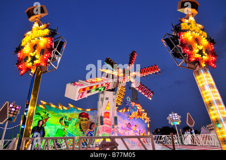 Schlittschuhläufer Vergnügen fahren in der Abenddämmerung, Oktoberfest, München, Bayern, Deutschland, Europa Stockfoto