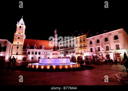 Altstädter Rathaus, Stara Radnica mit Roland Fountain in der Nacht, Bratislava, ehemals Pressburg, Slowakei, Europa Stockfoto