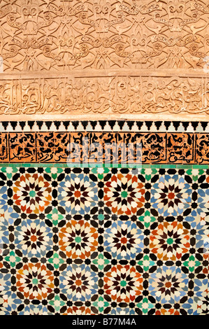 Wandmosaik im Innenhof von Ben Youssef Madrasah, Koran-Schule im Stadtteil Medina in Marrakesch, Marokko, Afr Stockfoto