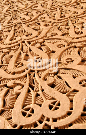 Ornamente auf dem Portal zum Innenhof von Ben Youssef Madrasah, Koran-Schule im Stadtteil Medina von Marrakesch, Stockfoto