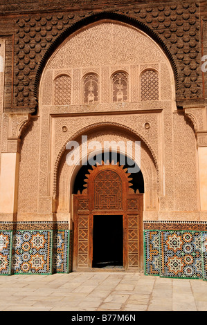 Portal in den Innenhof des Ben Youssef Madrasah, Koran-Schule im Stadtteil Medina in Marrakesch, Marokko, Afrika Stockfoto