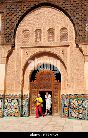 Touristen vor einem Portal in den Innenhof des Ben Youssef Madrasah, Koran-Schule im Stadtteil Medina Marra Stockfoto