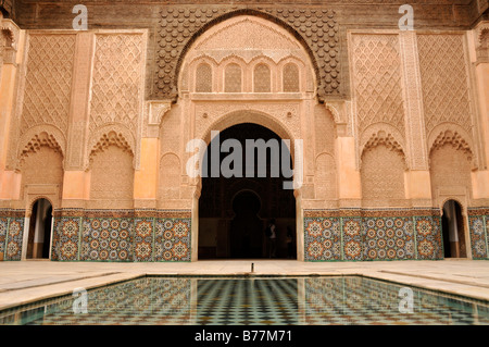 Wasserbecken im Innenhof von Ben Youssef Madrasah, Koran-Schule im Stadtteil Medina von Marrakesch, Marokko, A Stockfoto