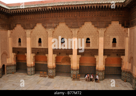 Innenhof des Ben Youssef Madrasah, Koran-Schule im Stadtteil Medina in Marrakesch, Marokko, Afrika Stockfoto