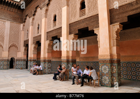 Touristen in den Innenhof des Ben Youssef Madrasah, Koran-Schule im Stadtteil Medina in Marrakesch, Marokko, Afrika Stockfoto