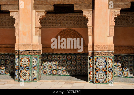 Wandmosaik im Innenhof von Ben Youssef Madrasah, Koran-Schule im Stadtteil Medina in Marrakesch, Marokko, Afr Stockfoto