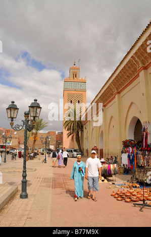 Marokkanische paar vor dem Turm der Kasbah Moschee, Marrakesch, Marokko, Afrika Stockfoto