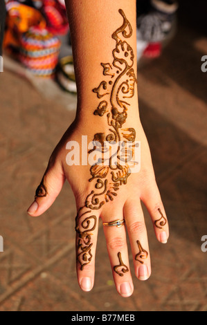 Henna-Tattoo auf der Hand eines Touristen, Platz Djemma el-Fna Platz der Gehenkten, Betrüger Quadrat, Marrakesch, Marokko, Afrika Stockfoto