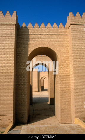 Blick auf den Haupteingang des königlichen Palast Nebukadnezar II aus dem Harem Hof, Wiederaufbau, Babylon, Irak, Mitte Stockfoto