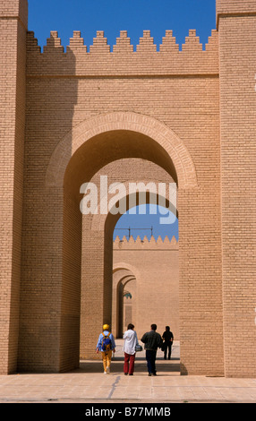 Blick auf den Haupteingang des königlichen Palast Nebukadnezar II aus dem Harem Hof, Wiederaufbau, Babylon, Irak, Mitte Stockfoto