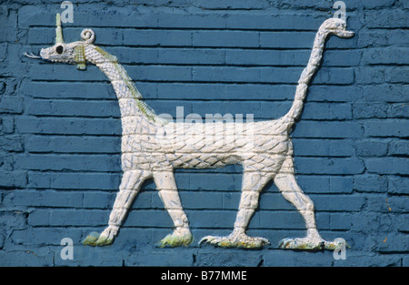 Ziegel Relief des Schlange-Drachen Mushussu auf dem Ishtar-Tor der königliche Palast von Nebukadnezar II, Wiederaufbau, Babylon, Stockfoto