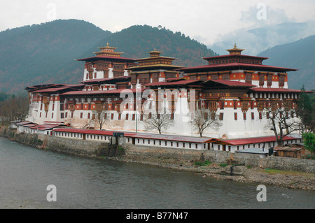 Dzong, buddhistisches Kloster und Festung in Punakha, Bhutan, Himalaya-Gebirge, Asien Stockfoto