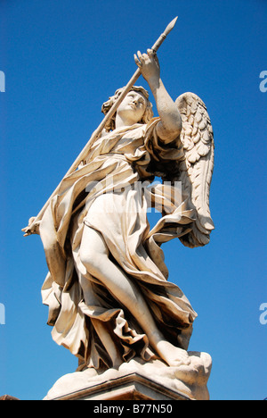 Engel mit Lance-Statue auf der Brücke Ponte Sant'Angelo in Rom, Italien, Europa Stockfoto