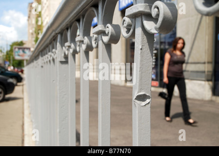 Reste des Warschauer Uprasing von 1944 gegen die Nazi-Besatzung. Einschusslöcher in Metallzaun auf Zelazna Straße. Stockfoto