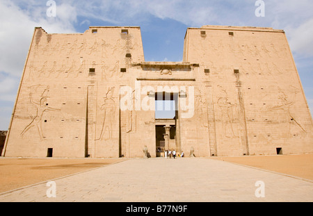 Pylone am Eingang des Horus-Tempel, Edfu, Ägypten, Afrika Stockfoto