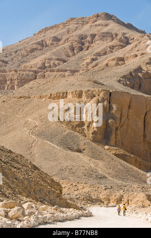 Weg der das Grab des Eje im westlichen Tal, zwei junge Touristen, Tal der Könige, West Theben, Luxor, Ägypten Stockfoto