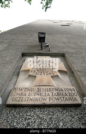 Reste des Warschauer Uprasing von 1944 gegen die Nazi-Besatzung. Gedenktafel für 200 Personen, die durch Fliegerbombe getötet. Stockfoto