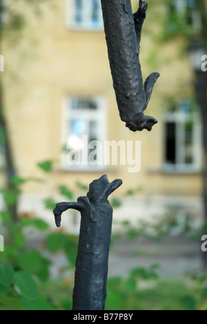 Reste des Warschauer Uprasing von 1944 gegen die Nazi-Besatzung. Einschusslöcher in Metallzaun des Kindes Krankenhaus auf Koperika Straße Stockfoto