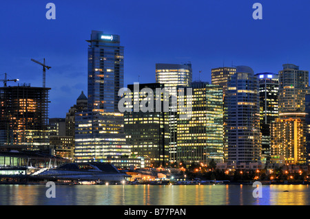 Skyline vor Coral Harbour, bei Dämmerung, Vancouver, Britisch-Kolumbien, Kanada, Nordamerika Stockfoto