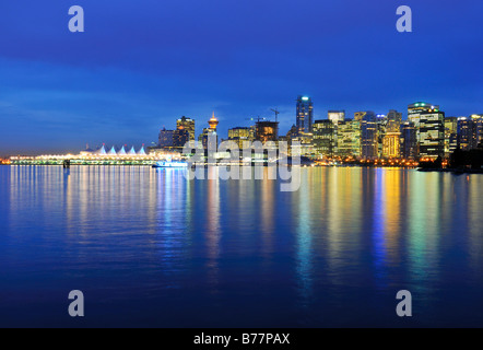 Skyline vor Coral Harbour, bei Dämmerung, Vancouver, Britisch-Kolumbien, Kanada, Nordamerika Stockfoto