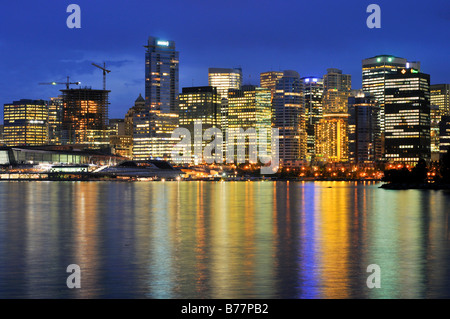 Skyline vor Coral Harbour, bei Dämmerung, Vancouver, Britisch-Kolumbien, Kanada, Nordamerika Stockfoto