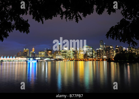 Skyline vor Coral Harbour, bei Dämmerung, Vancouver, Britisch-Kolumbien, Kanada, Nordamerika Stockfoto