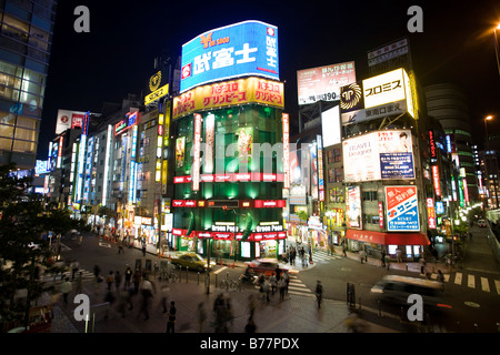 Gebäude mit Neon-Schilder bei Nacht, Tokio, Japan, Asien Stockfoto