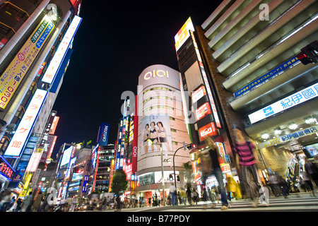 Gebäude mit Neon-Schilder bei Nacht, Tokio, Japan, Asien Stockfoto