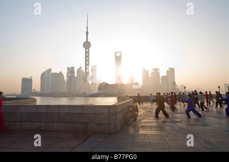 Chinesen praktizieren Tai Chi am Bund, vor der Pudong Skyline, Shanghai, China, Asien Stockfoto