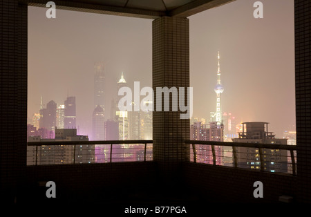 Blick auf die Skyline von Pudong von einer Dachterrasse, Nachtaufnahme, Shanghai, China, Asien Stockfoto